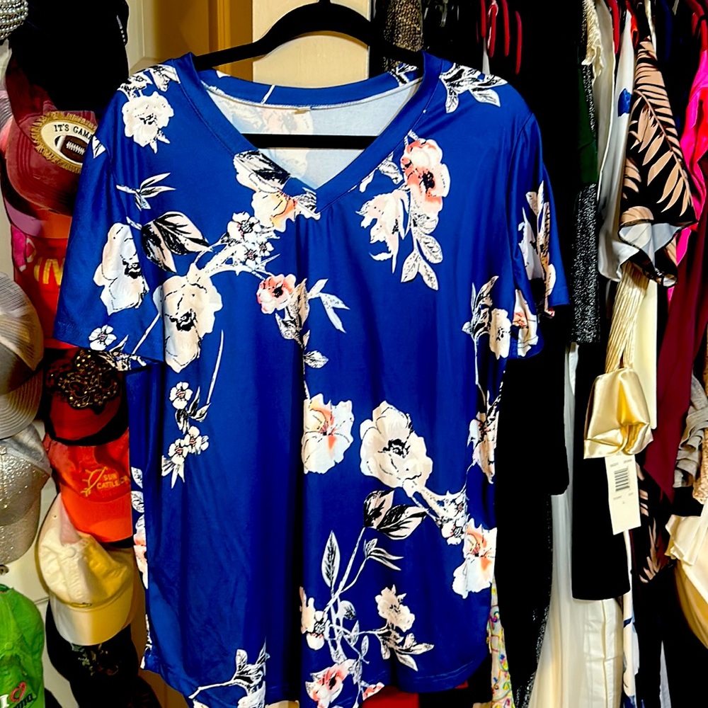 Blue floral T-shirt in size xl
